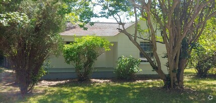 Building Photo - Bright, newly painted  2-3 Bed, 2 Bath Hom...