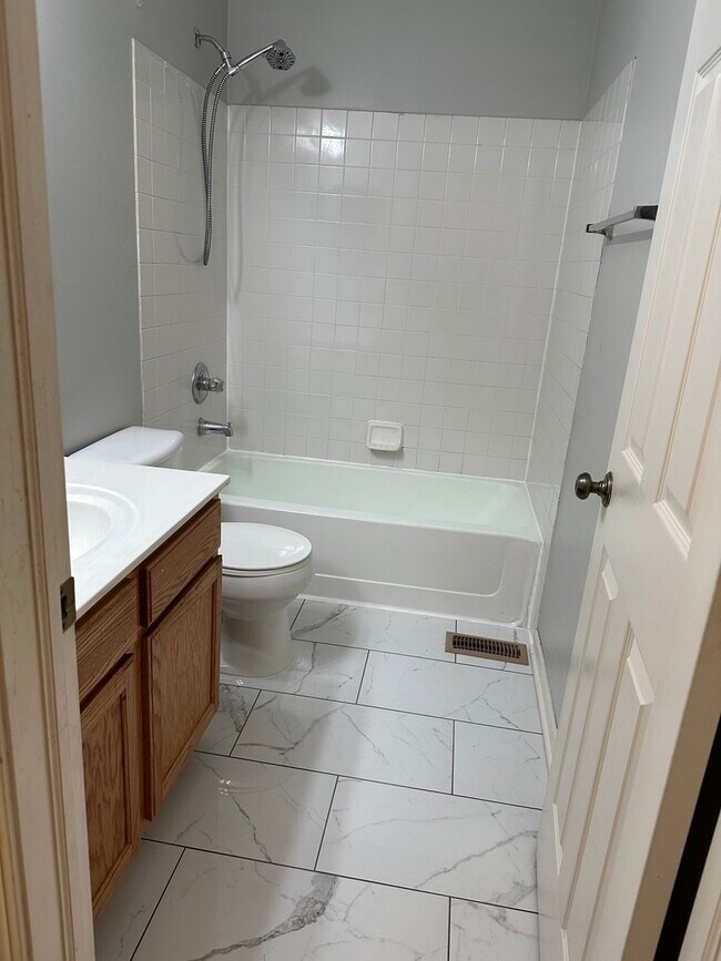 Building Photo - 2819 White Thorn Cir