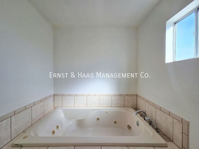 Building Photo - 5426 Lewis Ave