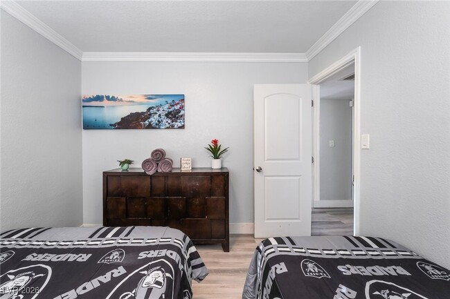 Building Photo - 2419 E Vegas Valley Dr