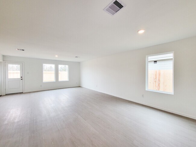 Building Photo - 15675 Plum Brk Dr