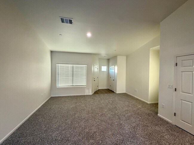 Building Photo - Make yourself at home in this delightful Delano single-family residence!