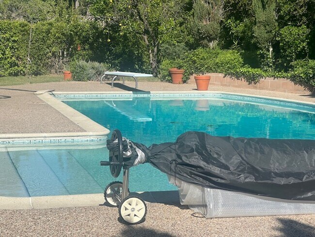 Building Photo - Beautiful One Level, 3 Bedroom, 3 Bathroom Tarzana Pool Home for Lease!