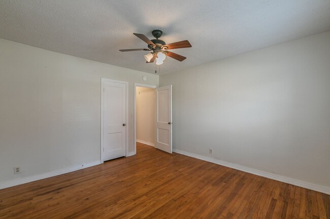 Building Photo - UPDATED 2 bedroom, 1 bathroom with 1 garag...