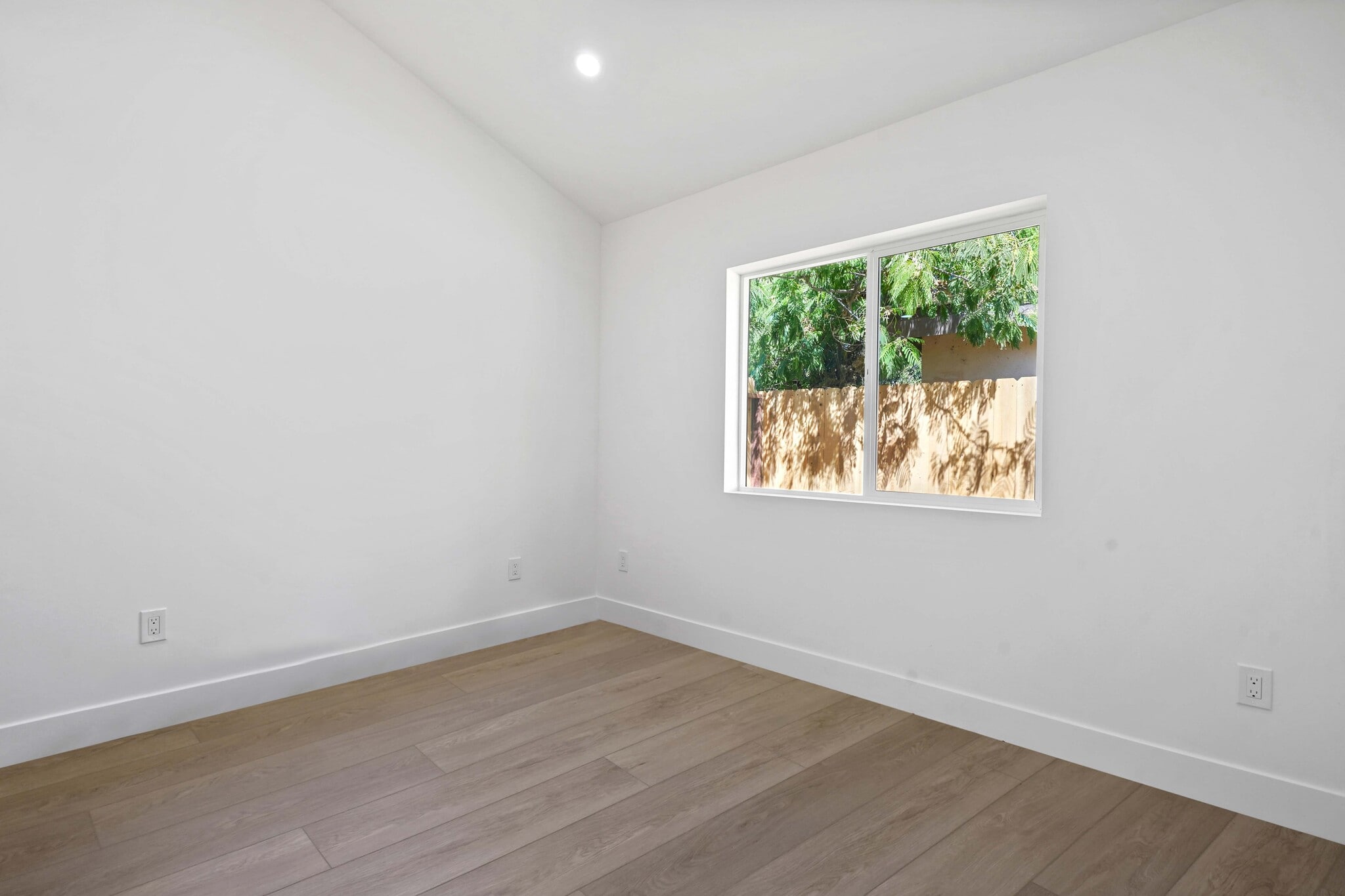 Building Photo - 7906 Oakdale Ave