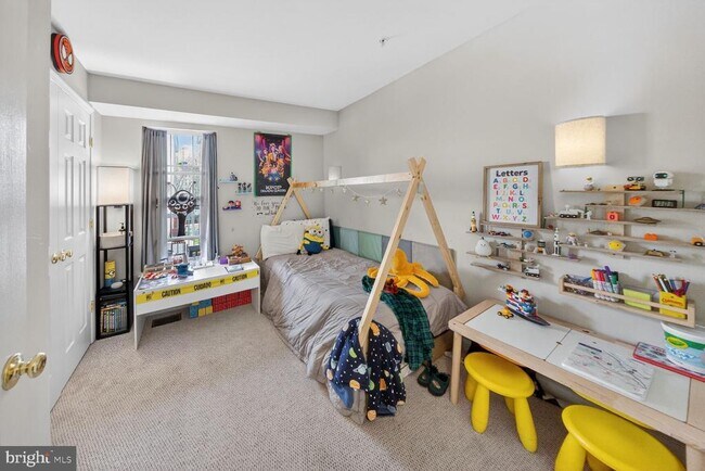 Building Photo - 725 Main St