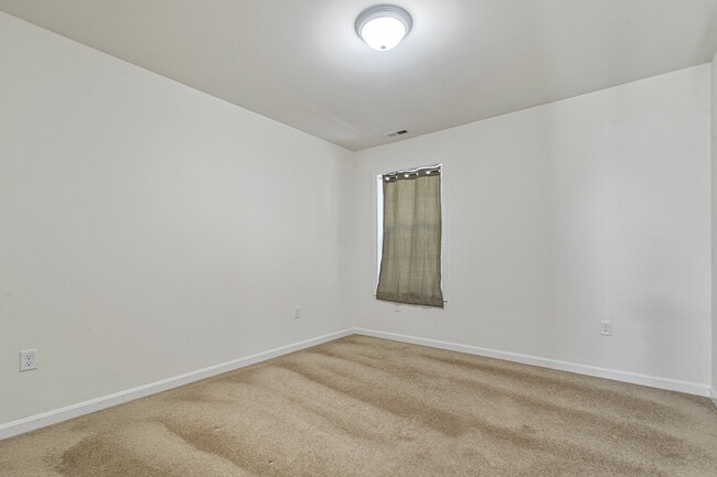 Building Photo - 164 River Cliff Cir
