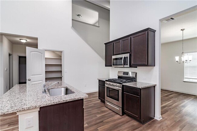 Building Photo - 132 Shiner Ln