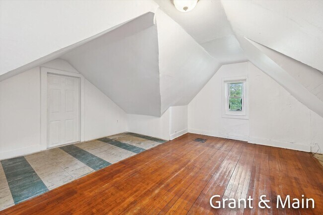 Building Photo - $1250 3 bedroom bungalow