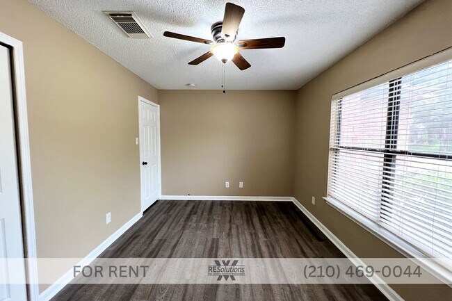 Building Photo - 4535 Oakfield Way
