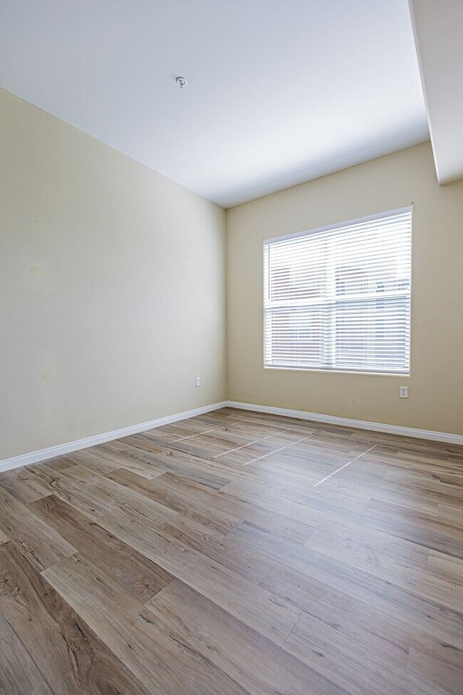 Building Photo - Top Floor 2 Bedroom Condo Located in Manha...