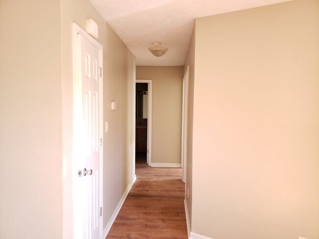 Building Photo - Coming in Jan! 3 Bed/2 Bath, Close to Post!