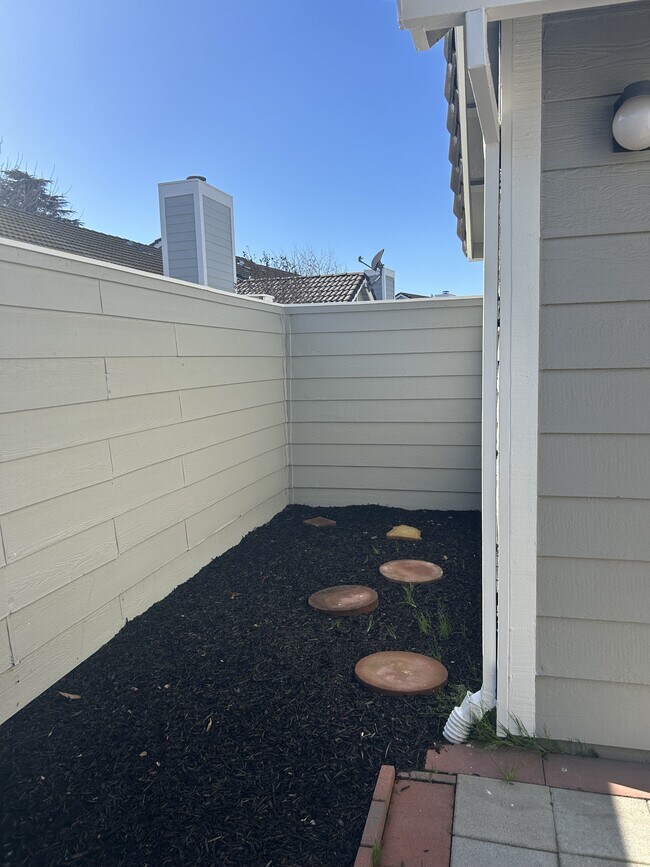 Building Photo - 2252 Southport Ln