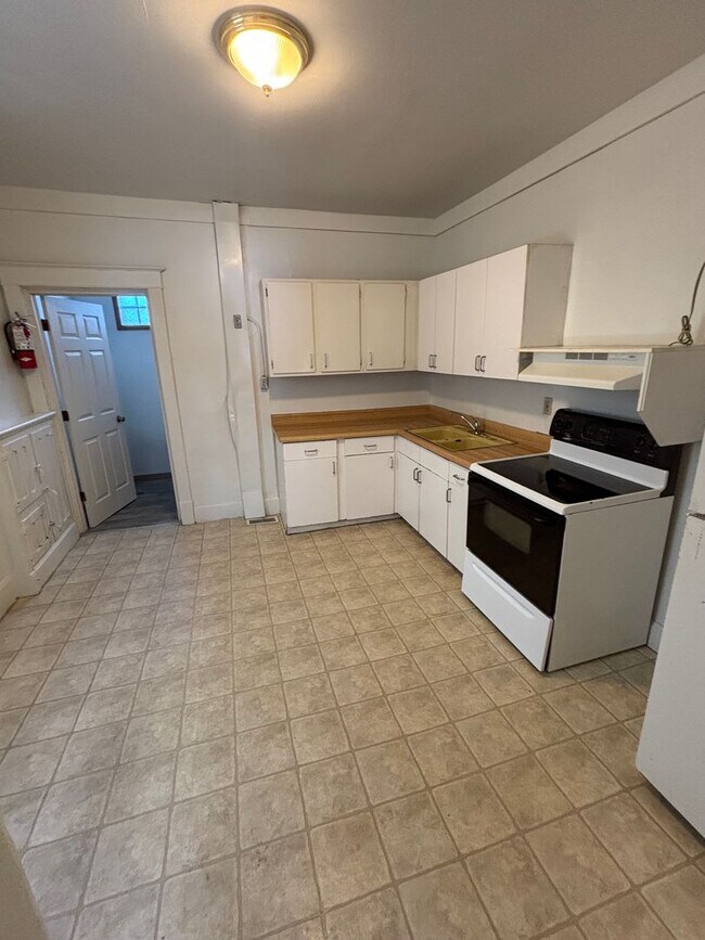 Building Photo - 128 E Davenport St