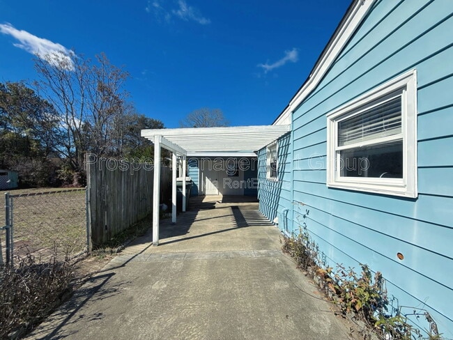 Building Photo - 1214 Hawthorne Cir