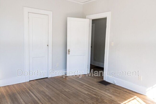 Building Photo - 910 S Crest