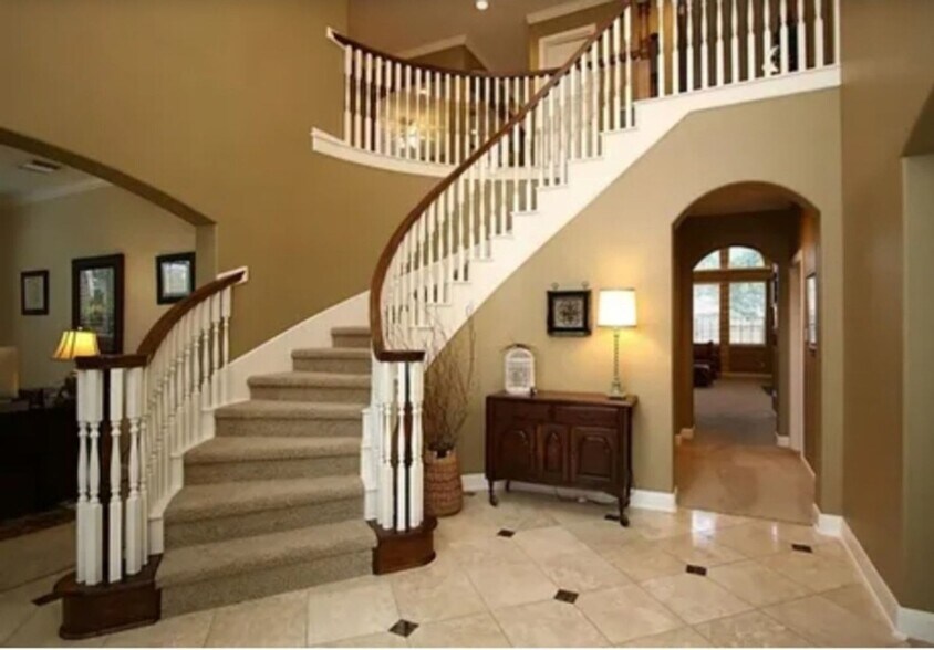 Building Photo - 5714 Sunset Oak