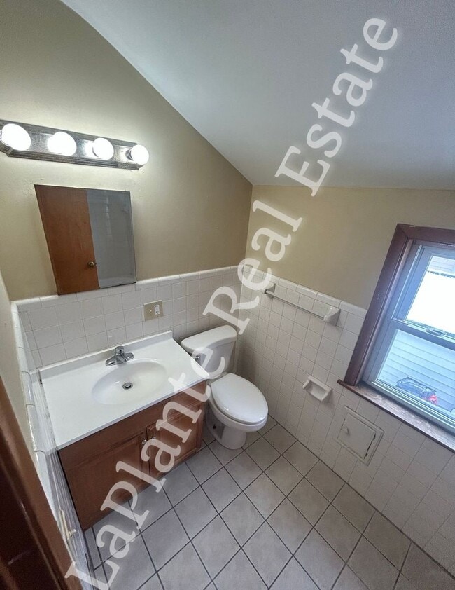 Building Photo - Charming 3-bedroom in North Toledo, on the west side of I-75