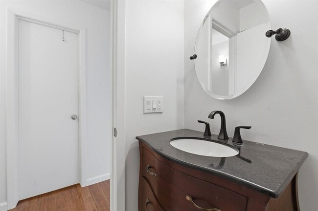 Building Photo - 6631 Valleyside Rd