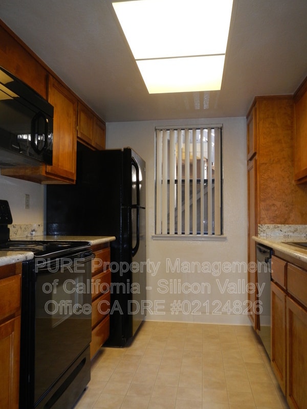 Building Photo - 5596 Makati Cir