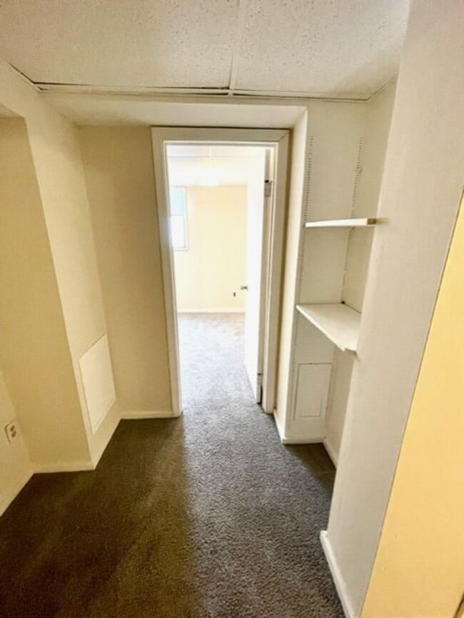 Building Photo - 1 Bedroom Apartment Downtown w/ Bonus Room - Utilities Included!