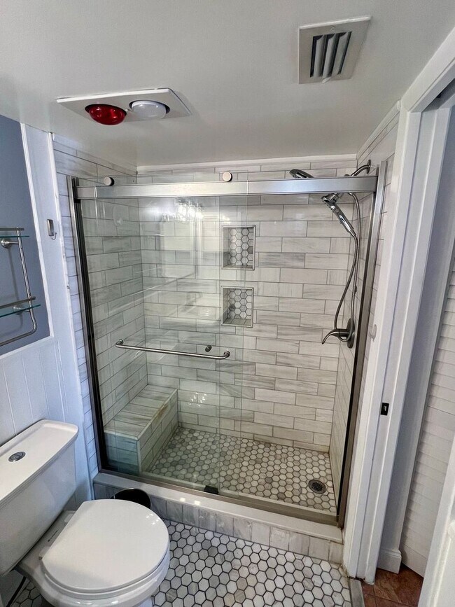 Building Photo - Move-In Ready 1-bed, 1-bath, Sarasota Condo off University Pkwy for rent!
