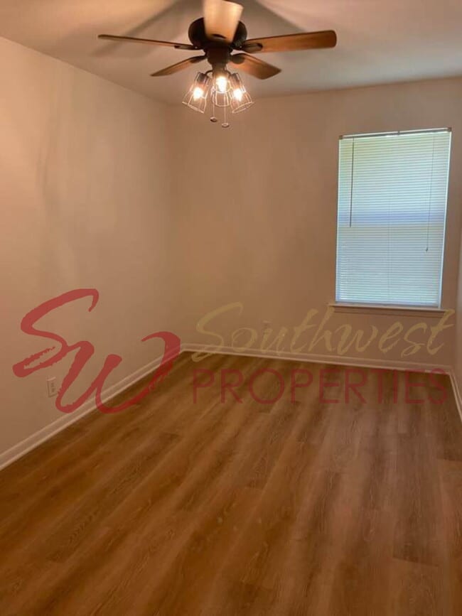 Building Photo - Charming, updated and bright home with private yard!