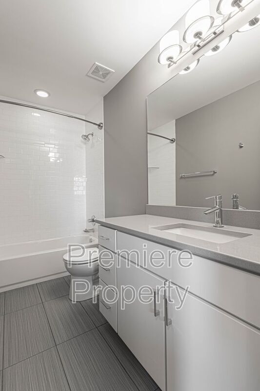 Building Photo - 2729 Charlotte St