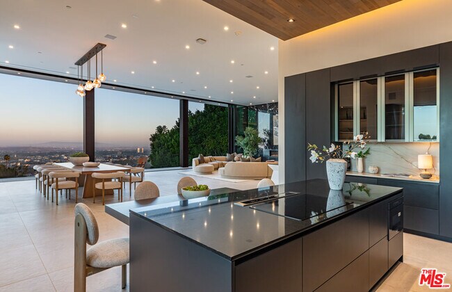 Building Photo - 9364 Beverlycrest Dr