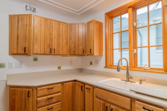 Building Photo - FOR RENT in LAKE BOTTOM! Available June 8th