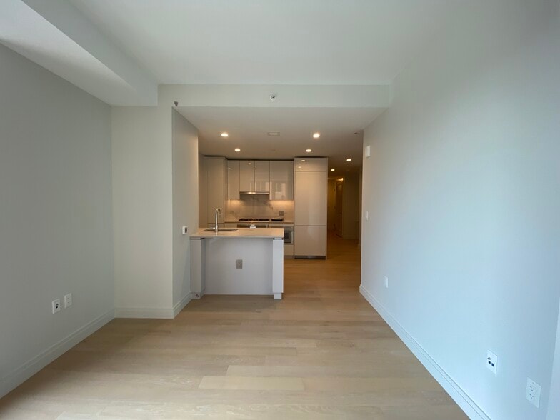Living/dining - 135 Seaport Blvd