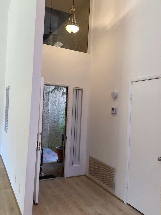 Building Photo - 695 S Cll Petunia