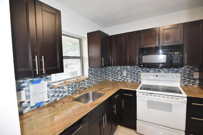 Building Photo - 21895 Lake Forest Cir
