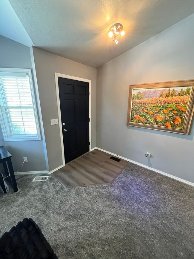 Building Photo - Newly Renovated 3 bed 2 bath home in the h...