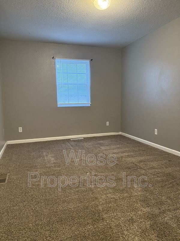 Building Photo - 1113 Grooms