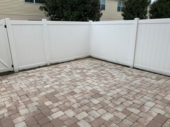 Building Photo - 4 Bedroom Gated Community Compass Bay