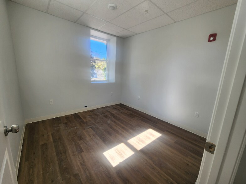 Building Photo - 151 S Main St