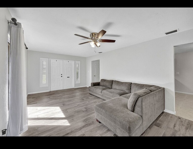 Building Photo - 4280 Island Cir