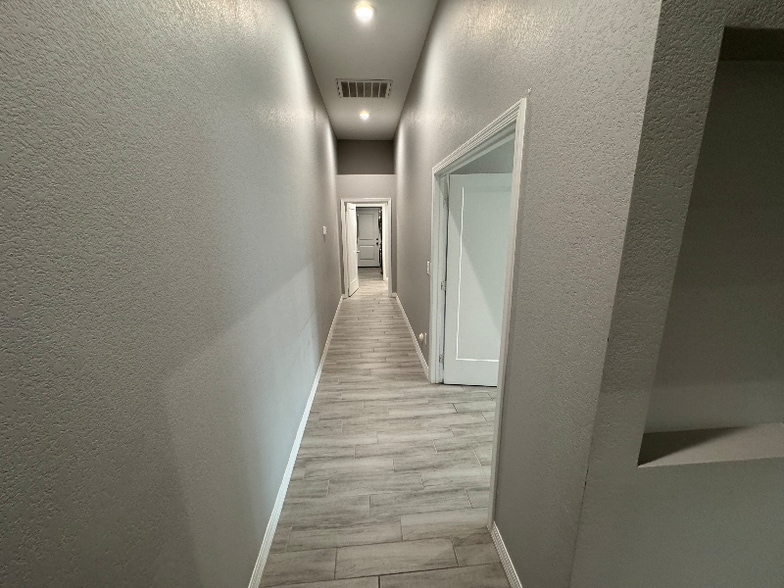 Building Photo - 1558 W 5th St