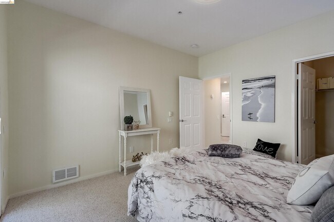 Building Photo - 200 Caldecott Ln
