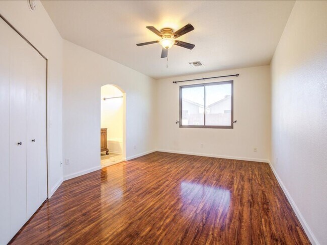 Building Photo - 3 Bedroom 2 Bathroom