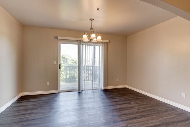 Building Photo - 2 Bed 1 Bath Condo with an Office!