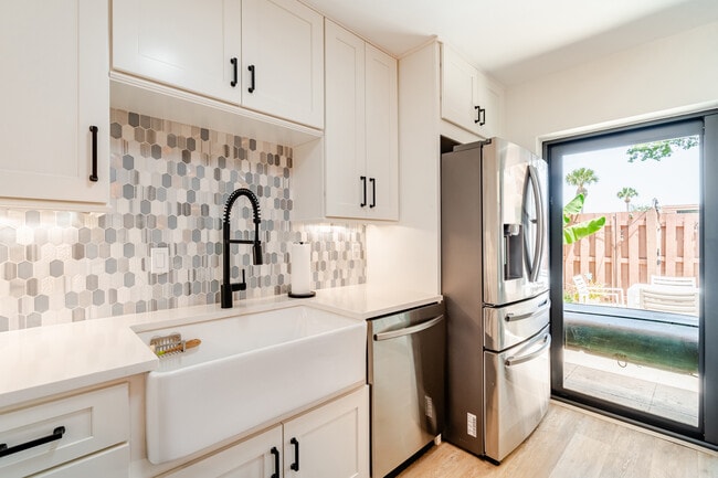 Building Photo - 825 Center St