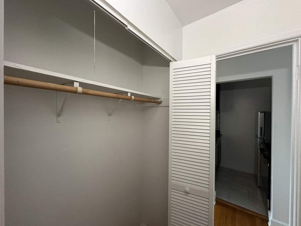 Building Photo - 6830 N Sheridan Rd