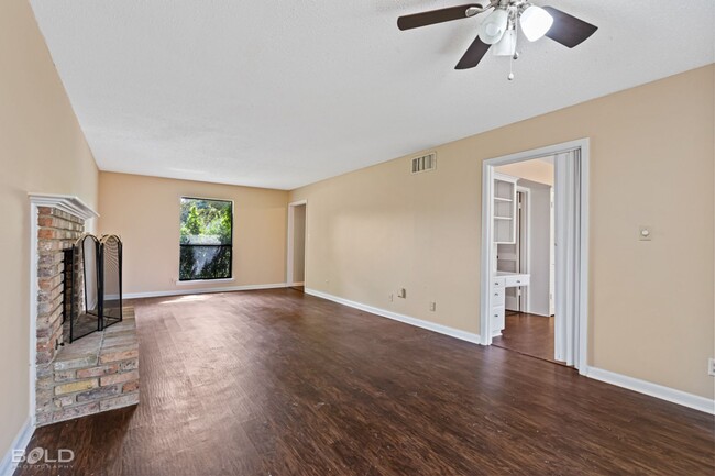 Building Photo - 1502 Suburbia Dr