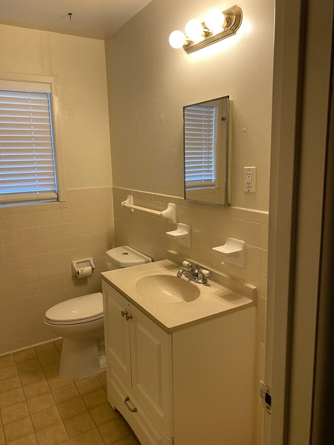 bathroom - 405 W Simmons St