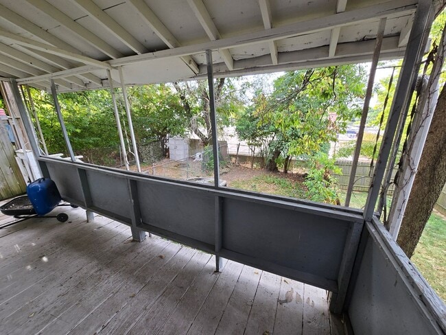 Building Photo - Cute and Quirky!! 3 Bed 2 Bath Home in upcoming Walnut Hills