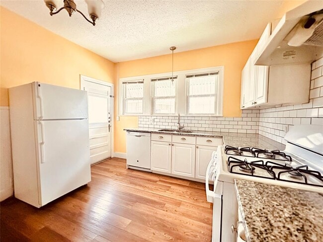 Building Photo - 916 E 37th St