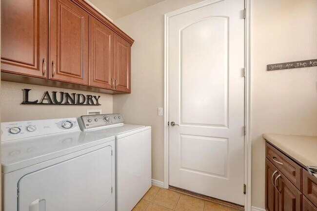 Building Photo - This beautiful Gem is ready for you to move into now.  Stunning views, spacious floor plan. Call ...