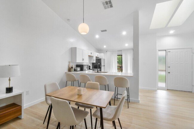 Building Photo - 13175 Chadwick Ct